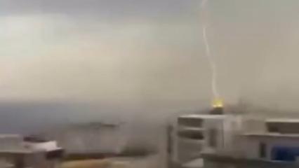 Şırnak&rsquo;ta 8 katlı binaya yıldırım isabet etti: O anlar kamerada