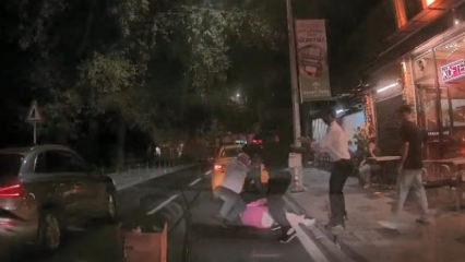 Taksi şof&ouml;r&uuml; &uuml;crette anlaşamadığı yolcuları ara&ccedil;tan indirip darbetti