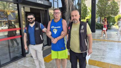T&uuml;rk bayrağına t&uuml;k&uuml;ren İngiliz turist tutuklandı!