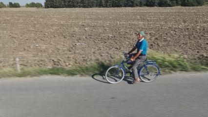 85 yaşındaki Hacı dede, g&uuml;nde 20 kilometre pedal &ccedil;eviriyor