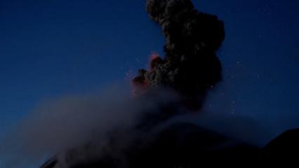 Guatemala'da Fuego Yanardağı canlı yayında patladı