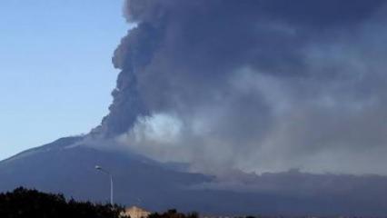 Etna patladı, havalimanı kilitlendi!