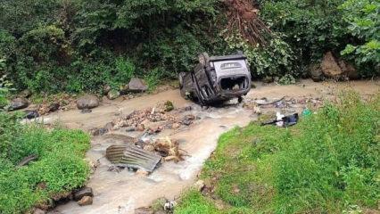 Hafif ticari ara&ccedil; dereye yuvarlandı: 3'&uuml; ağır, 5 yaralı
