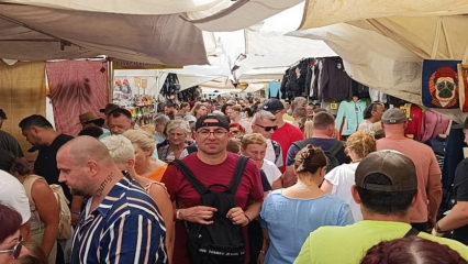 Antalya&rsquo;da turistler perşembe pazarına akın etti: Kapalı hava esnafın y&uuml;z&uuml;n&uuml; g&uuml;ld&uuml;rd&uuml;