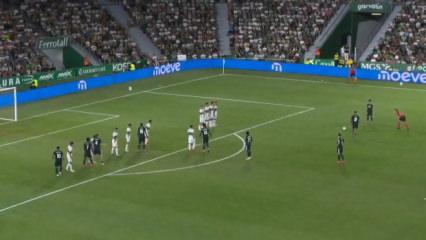 Arda G&uuml;ler'den serbest vuruşta enfes gol! T&uuml;m stat ayağa kalktı