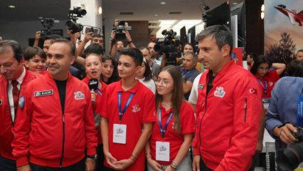 Bakan Kacır ile Sel&ccedil;uk Bayraktar, TEKNOFEST yarışma alanında &ouml;ğrencilerle buluştu