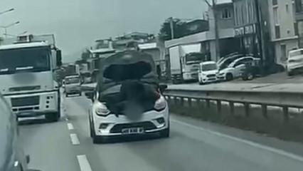 Bursa'da seyir halindeki otomobilin kaputunu a&ccedil;arak tamir yaptı