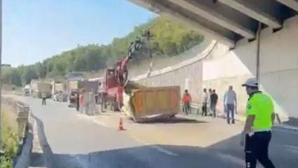 &Ccedil;ekmek&ouml;y&rsquo;de hafriyat kamyonunun dorsesi &uuml;st ge&ccedil;ide &ccedil;arptı
