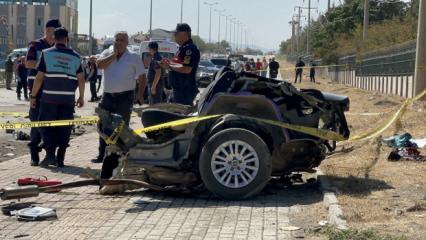 Feci &ccedil;arpışma aracı ikiye b&ouml;ld&uuml;: Olay yerinde 2 &ouml;l&uuml;, 2 yaralı