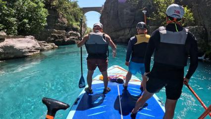 K&ouml;pr&uuml;l&uuml; Kanyon&rsquo;da devasa SUP Board heyecanı: 5 kişi birden kullandı
