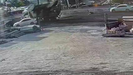Malatya'da feci kaza: Asfalt y&uuml;kl&uuml; kamyonun &ccedil;arptığı iş&ccedil;i ağır yaralandı