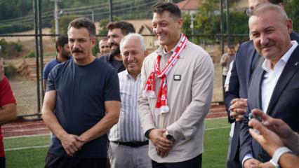 Mesut &Ouml;zil'den m&uuml;jde! 'Cumhurbaşkanımızın yolunda y&uuml;r&uuml;mek gurur veriyor' diyerek duyurdu