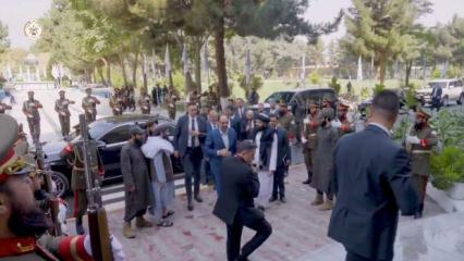 MİT Başkanı Kalın, Afganistan&rsquo;da askeri t&ouml;renle karşılandı: Samimi anlar dikkat &ccedil;ekti