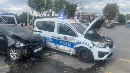 Polis aracı ile otomobil &ccedil;arpıştı: 2'si polis, 5 yaralı