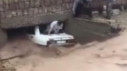 Sağanak yağışlar 4 ilimizde hayatı fel&ccedil; etti: Yollar g&ouml;le d&ouml;nd&uuml;, ara&ccedil;lar s&uuml;r&uuml;klendi