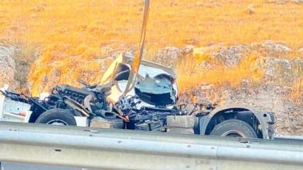 Şanlıurfa'da lastiği patlayan TIR &ouml;n&uuml;ndeki TIR&rsquo;a &ccedil;arptı: 1 &ouml;l&uuml;