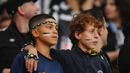 Sosyal medyada g&uuml;ndem oldu! Beşiktaş trib&uuml;n&uuml;nde Fenerbah&ccedil;eli &ccedil;ocuk