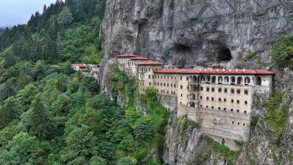 Trabzon&rsquo;da tarihi rekor! S&uuml;mela Manastırı t&uuml;m zamanların ziyaret&ccedil;i rekorunu kırdı