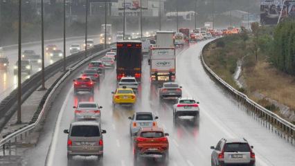 Yağmur İstanbul trafiğini vurdu! Yoğunluk y&uuml;zde 83&rsquo;e &ccedil;ıktı