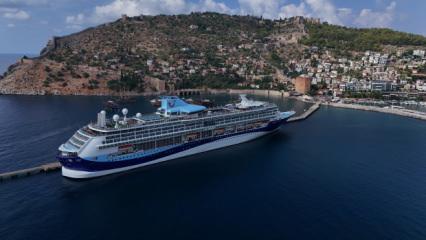 264 metrelik dev gemi Alanya'ya yanaştı! Bin 765 turist il&ccedil;eye akın etti
