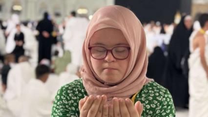 R&uuml;yasında kutsal toprakları g&ouml;rm&uuml;şt&uuml;! Down sendromlu H&uuml;ma Kabe'de 