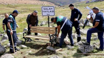 Salah&rsquo;ın oturduğu taşın yanındaki tabela ve bank ortadan kayboldu