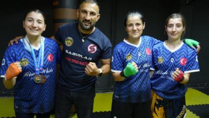 Anne ve iki kızı aynı ringde şampiyonluk i&ccedil;in &ccedil;alışıyor