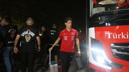 A Milli Futbol Takımı'nı y&uuml;zlerce taraftar karşıladı