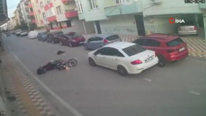 Aniden yola &ccedil;ıkan &ccedil;ocuğa motosiklet &ccedil;arptı! Kaza anı kamerada