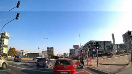 Ankara'da motosikletin yayaya &ccedil;arptığı kaza kamerada: 2 yaralı