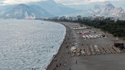 Antalya plajlarında şaşırtan durum: Deniz suyu sıcaklığı hava sıcaklığını aştı