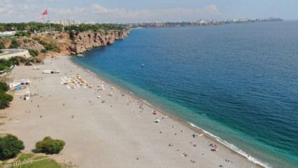 Antalya&rsquo;da plajlar sonbaharda da doldu: &ldquo;En g&uuml;zel d&ouml;nemini yaşıyoruz&rdquo;