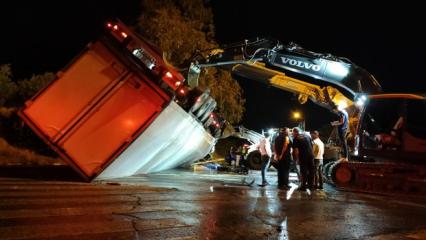 Antalya'da tırın altında kalan 2 kişi feci şekilde &ouml;ld&uuml;