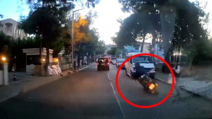 Avcılar&rsquo;da motosikletten inerken d&uuml;şt&uuml;; otomobilin altında kalmaktan son anda kurtuldu
