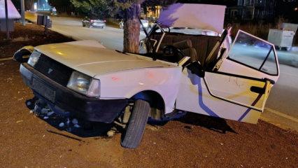 Beyşehir'de TOFAŞ otomobil ağaca &ccedil;arptı: 1&rsquo;i ağır 2 yaralı