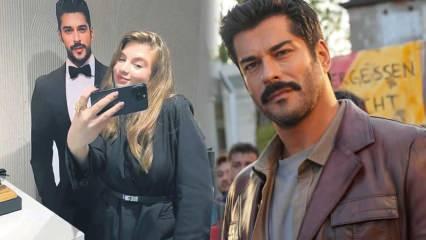 Burak &Ouml;z&ccedil;ivit gelmeden akın ettiler! Rus hayranları posterleriyle fotoğraf &ccedil;ektirdi
