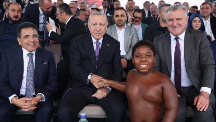 Cumhurbaşkanı Erdoğan ile Tanzanyalı minik g&uuml;reş&ccedil;inin merak edilen sohbeti