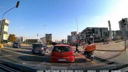 Ankara'da feci kaza: Yolun karşısına ge&ccedil;mek isteyen kadına motosiklet &ccedil;arptı!
