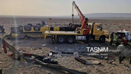 İran'da yolcu otob&uuml;s&uuml; devrildi: 11 &ouml;l&uuml;