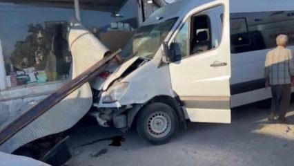 İş&ccedil;i servisi d&uuml;kkana daldı: &Ccedil;ok sayıda yaralı var