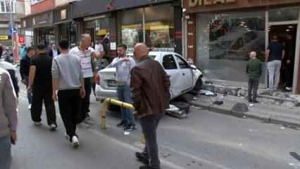Savrulan ara&ccedil; 4 kişiye &ccedil;arpıp d&uuml;kkana daldı!