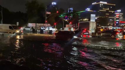 İstanbul'u sağanak vurdu: Yollar g&ouml;le d&ouml;nd&uuml;