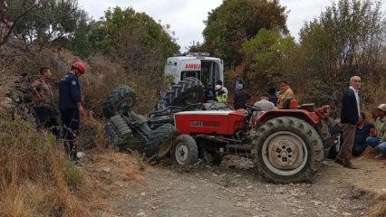 Manisa'da y&uuml;rek yakan kaza: Trakt&ouml;r devrildi, 2 &ouml;l&uuml;, 3 yaralı var