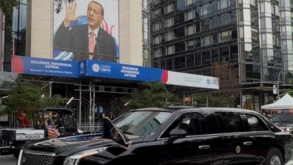 T&uuml;rkevi'nde D&uuml;nya 5'ten b&uuml;y&uuml;kt&uuml;r mesajı Trump'ın ge&ccedil;işi sırasında g&ouml;r&uuml;nt&uuml;lendi