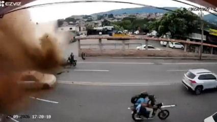 Yeraltı su borusu bomba gibi patladı