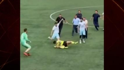 Bağcılar'da lin&ccedil; girişimi: Sahanın ortasında hakemi tekme tokat d&ouml;vd&uuml;ler!