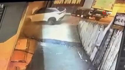 Beylikd&uuml;z&uuml;'nde feci kaza: Kontrolden &ccedil;ıkan otomobil d&uuml;kkana daldı!