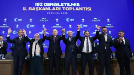 AK Parti'ye katılımlar devam ediyor: Cumhurbaşkanı Erdoğan rozetleri taktı