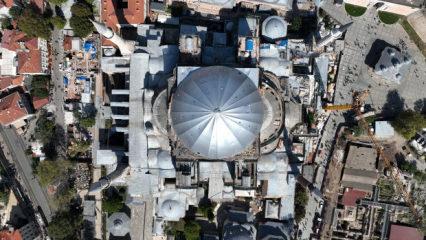 Ayasofya'nın tarihi siluetinde restorasyon mesaisi: Ana kubbe gri brandayla kapatıldı