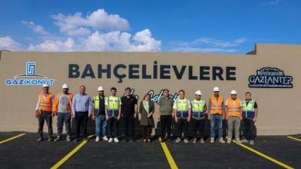 Başkan Şahin, "Bah&ccedil;elievler" proje alanında &ouml;rnek dairenin tanıtımını yaptı